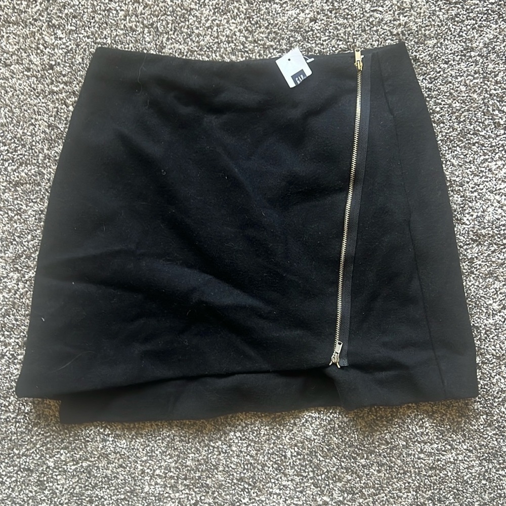 New gap women’s skirt with tag!
